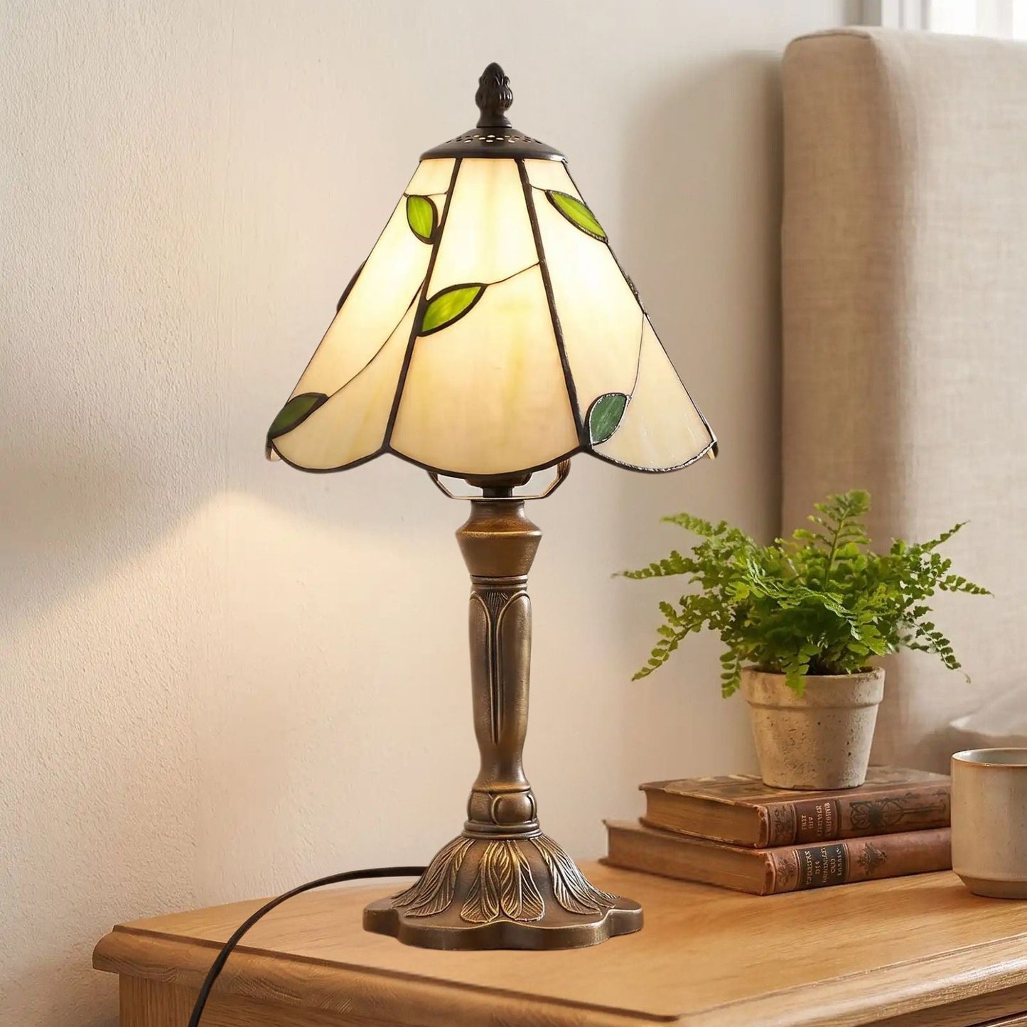 Lampes à poser table de chevet vu rapproche style tiffany vitrail creme orne de feuilles vertes