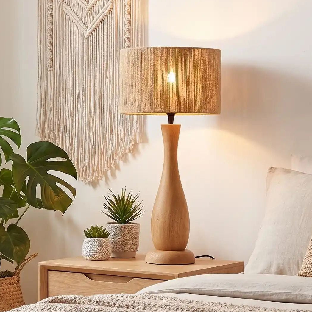 lampe à poser salon sur table chevet vu rapproche scandinave bois massif et chanvre