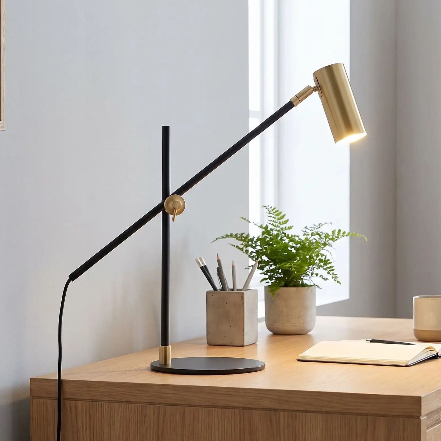 lampe de bureau sur bureau vu rapproche design scandinave noir et dore