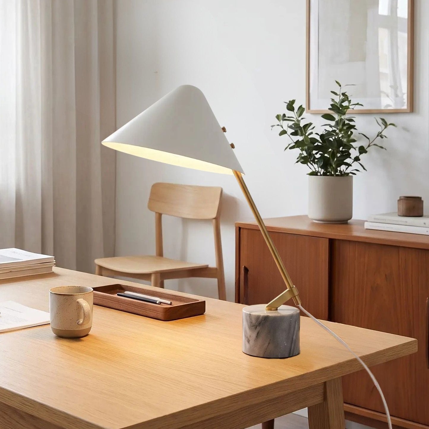lampe de bureau table vu rapproche elegante doree et marbre blanc
