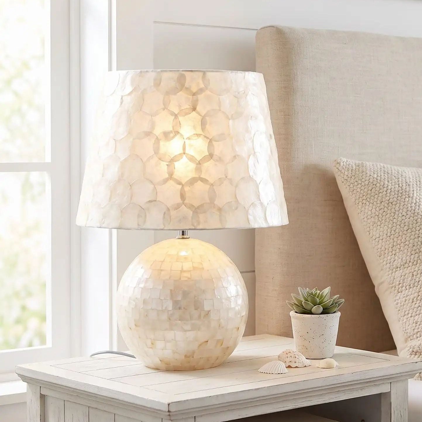 lampe de chevet sur table chevet vu rapproche coquilles de perles naturelle