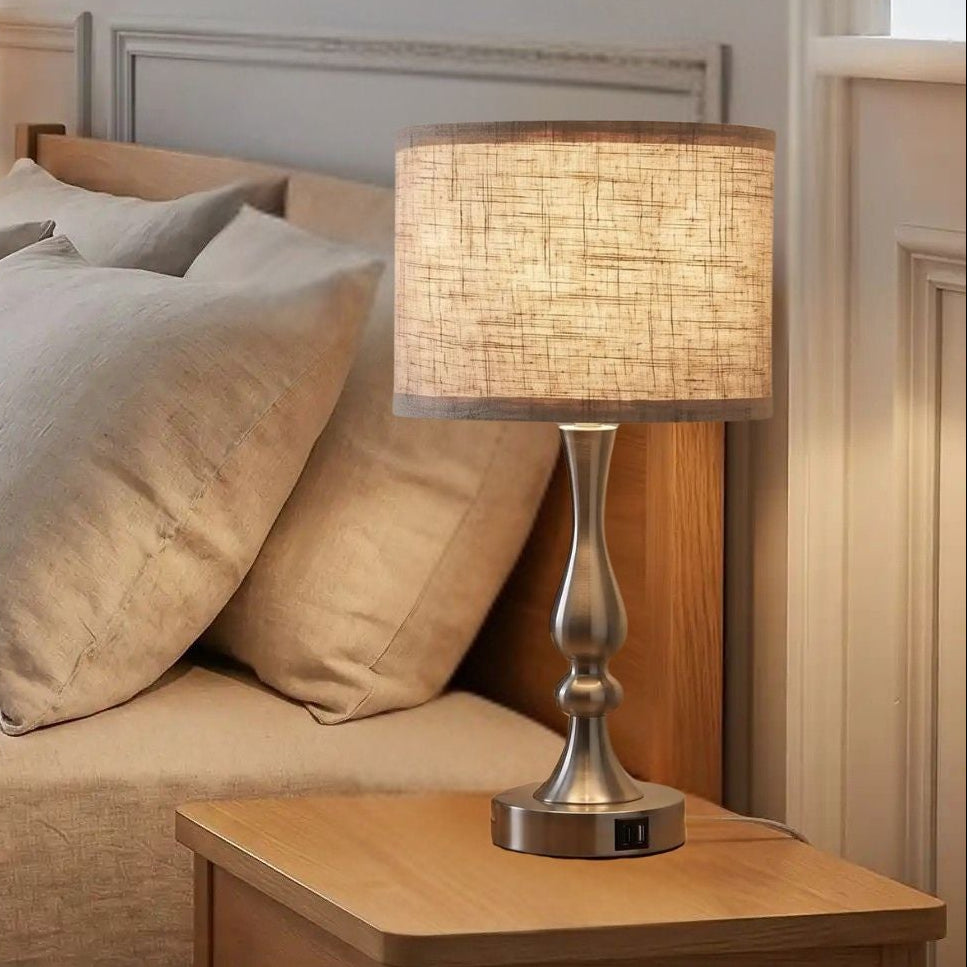 lampe de chevet tactile sur table chevet vu rapproche 3 intensites ports usb pratiques