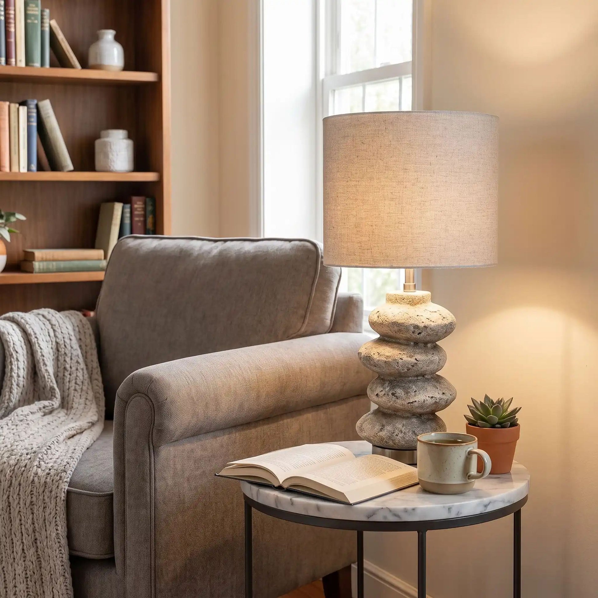 Lampe de chevet sejour avec fauteuil galet wabi sabi