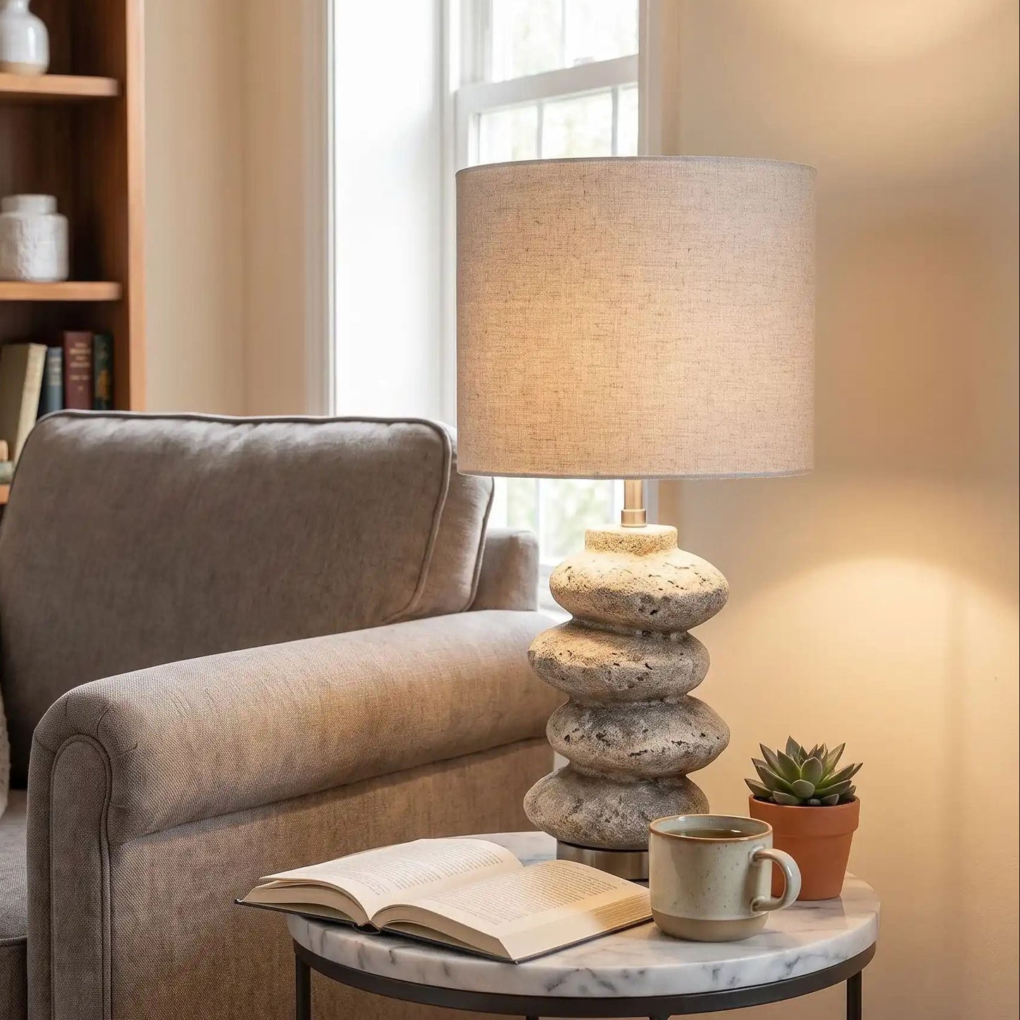 Lampe de chevet sejour avec fauteuil vu detail galet wabi sabi