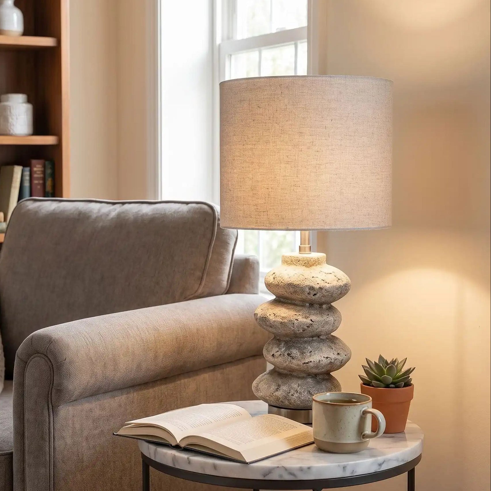Lampe de chevet sejour avec fauteuil vu detail galet wabi sabi