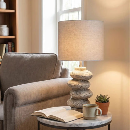 Lampe de chevet sejour avec fauteuil vu detail galet wabi sabi