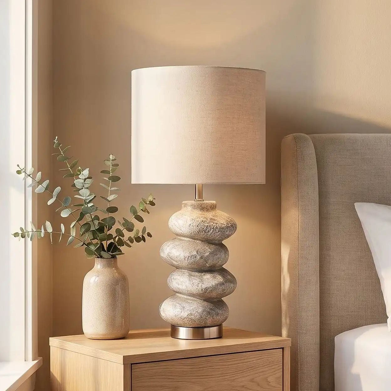 Lampe de chevet sur table chevet vu rapproche galet wabi sabi