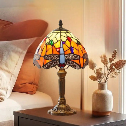 Lampes à poser chambre vu rapproche style tiffany vitrail orange avec motifs de libellules