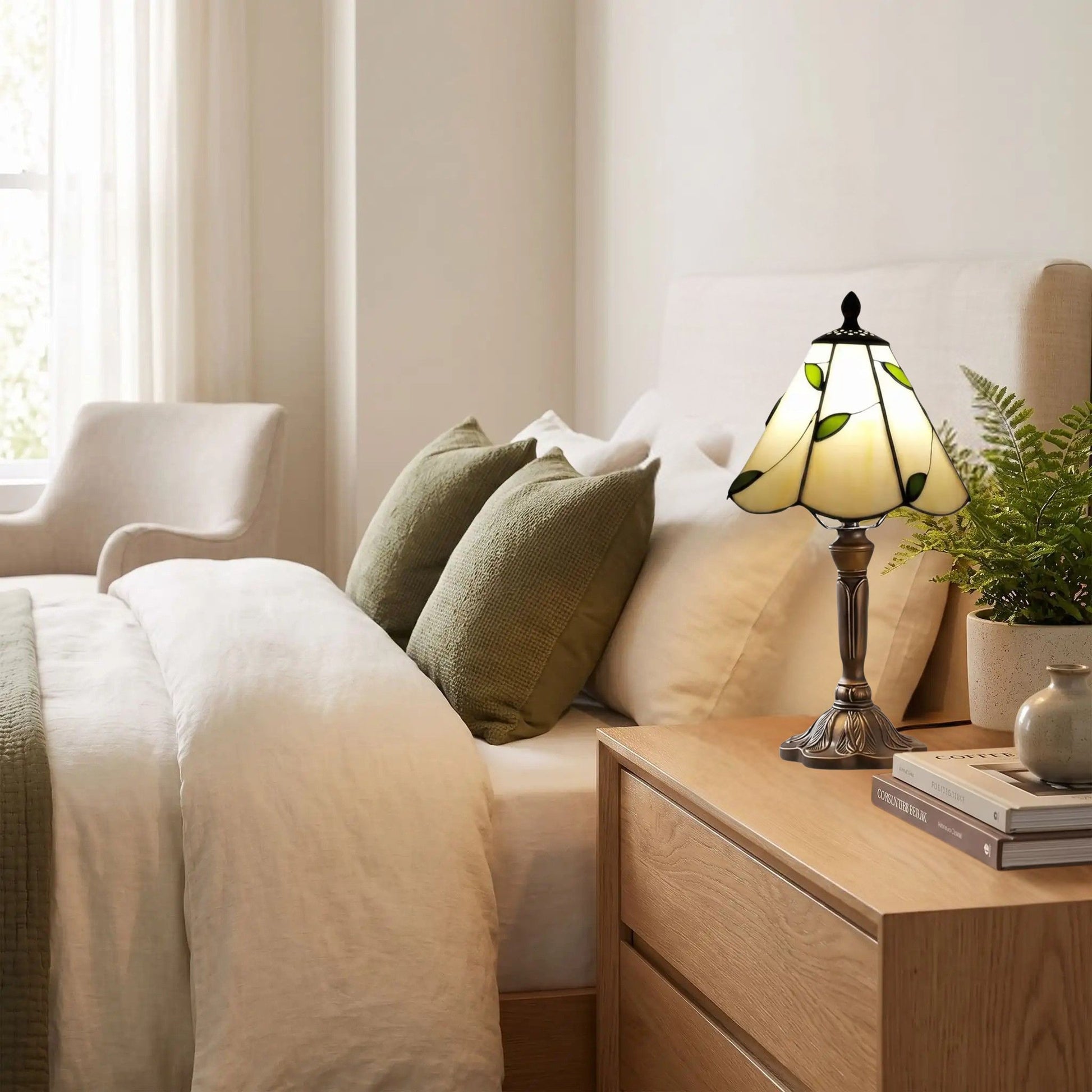 Lampes à poser chevet style tiffany vitrail creme orne de feuilles 
vertes