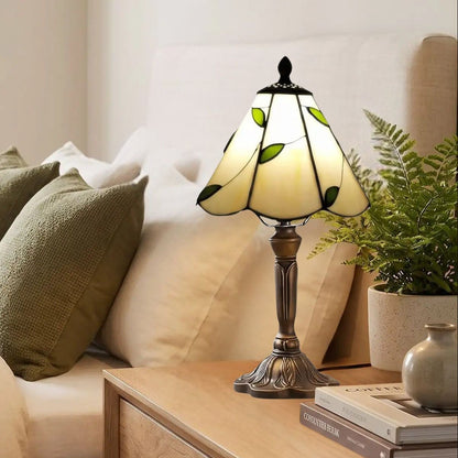 Lampes à poser chevet vu rapproche style tiffany vitrail creme orne de feuilles vertes