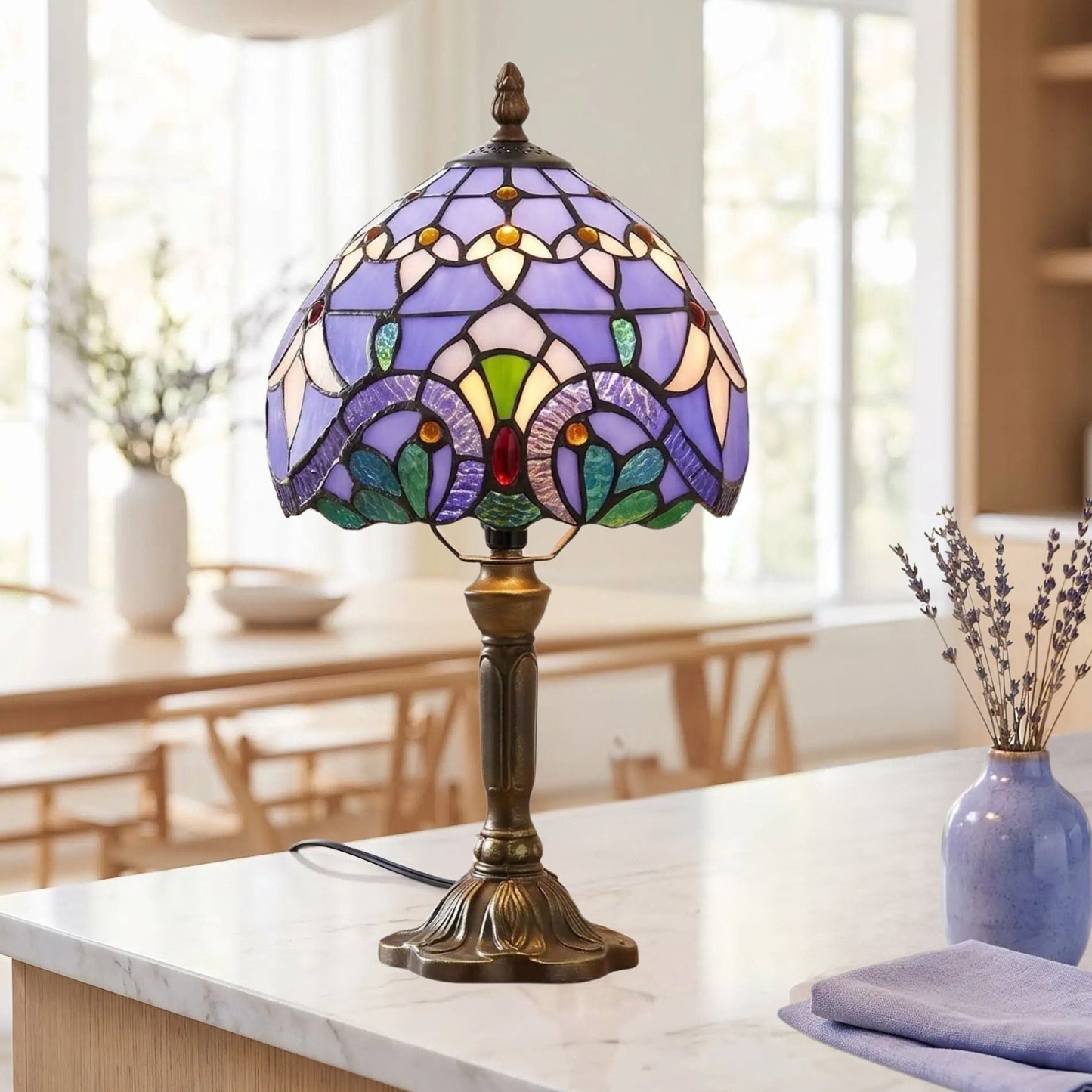 Lampes à poser comptoir vu rapproche style tiffany vitrail bleu aux motifs baroque