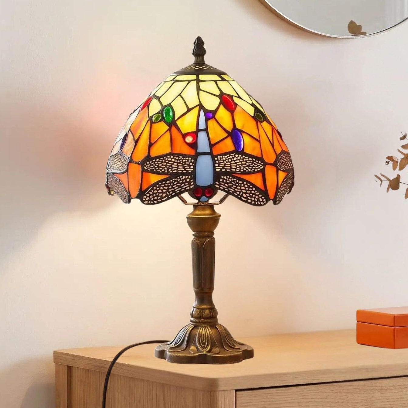 Lampes à poser console avec vase vu rapproche style tiffany vitrail orange avec motifs de libellules