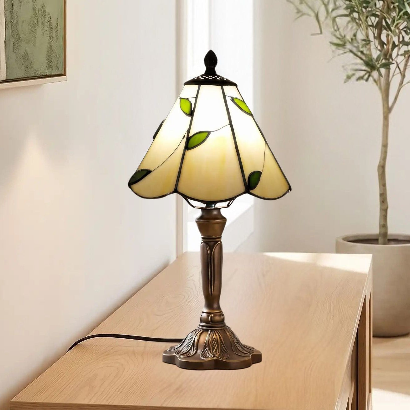 Lampes à poser console salon vu rapproche style tiffany vitrail creme orne de feuilles vertes