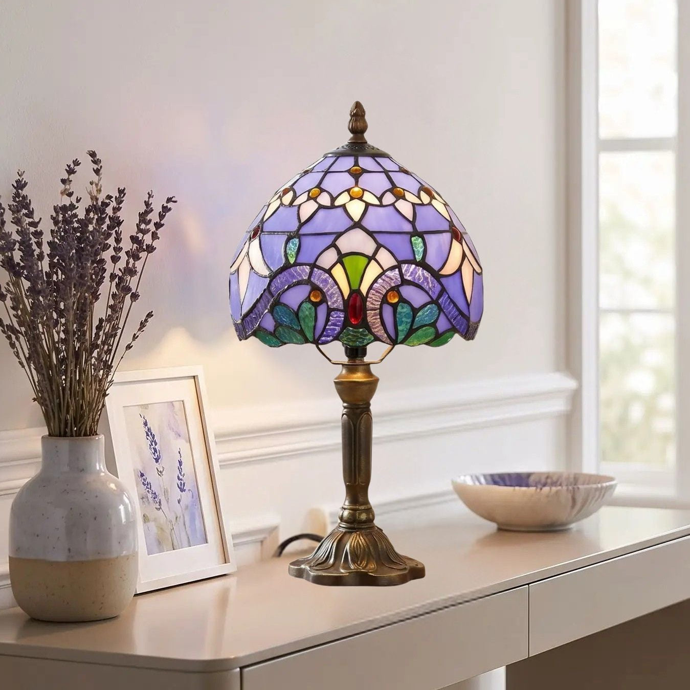 Lampes à poser console sejour vu rapproche style tiffany vitrail bleu aux motifs baroque