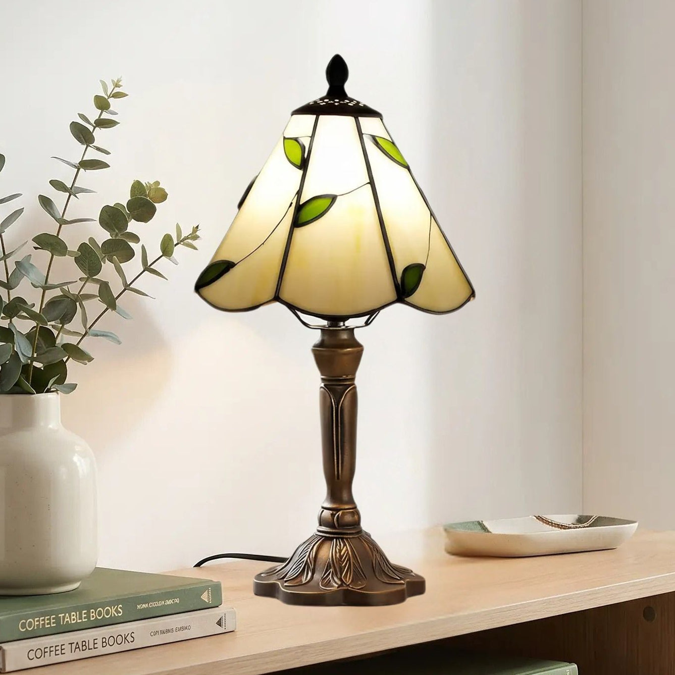 Lampes à poser console sejour vu rapproche style tiffany vitrail creme orne de feuilles vertes