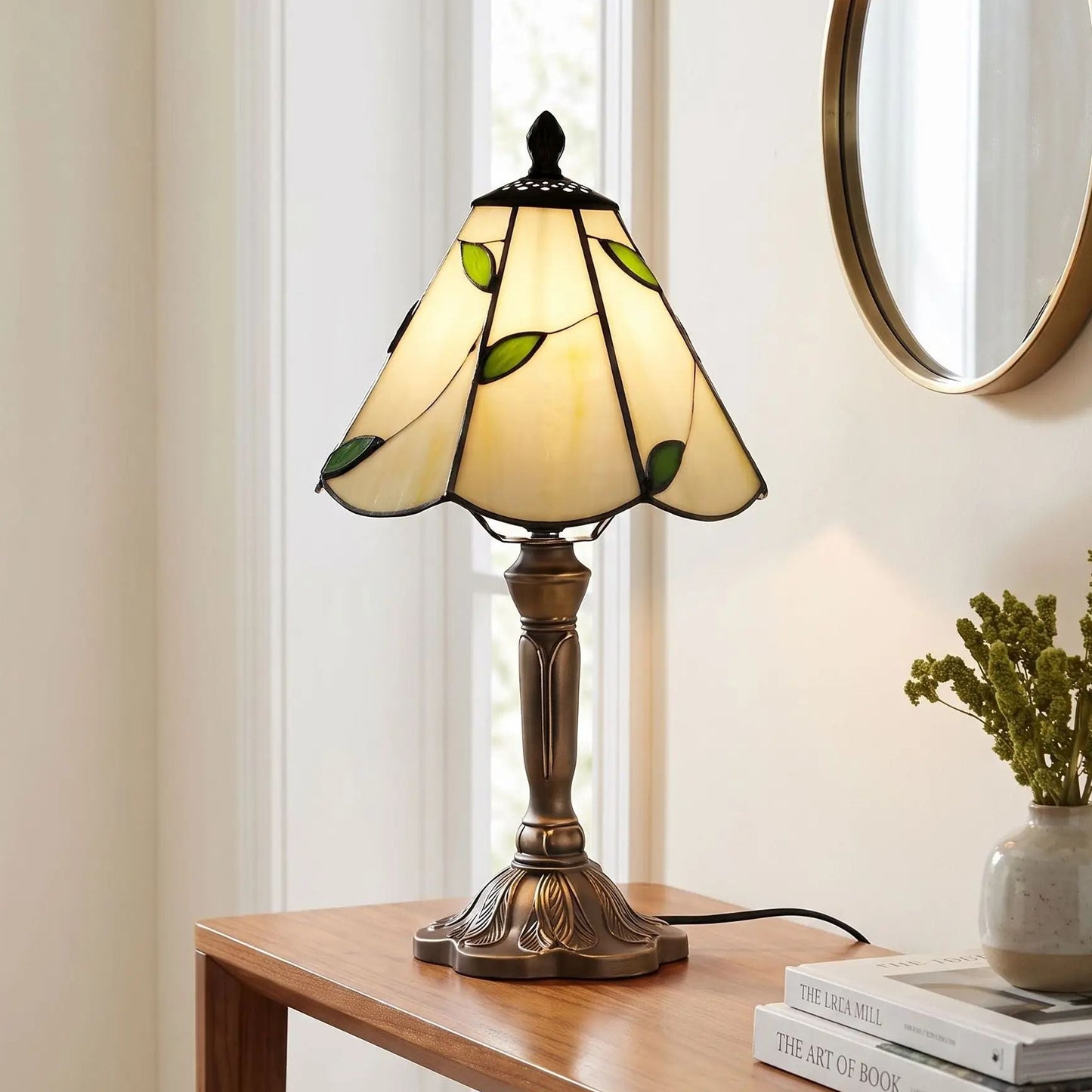 Lampes à poser console vu rapproche style tiffany vitrail creme orne de feuilles vertes