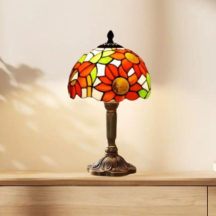 Lampes à poser fauteuil sejour vu rapproche style tiffany vitrail fleurs soleil orange