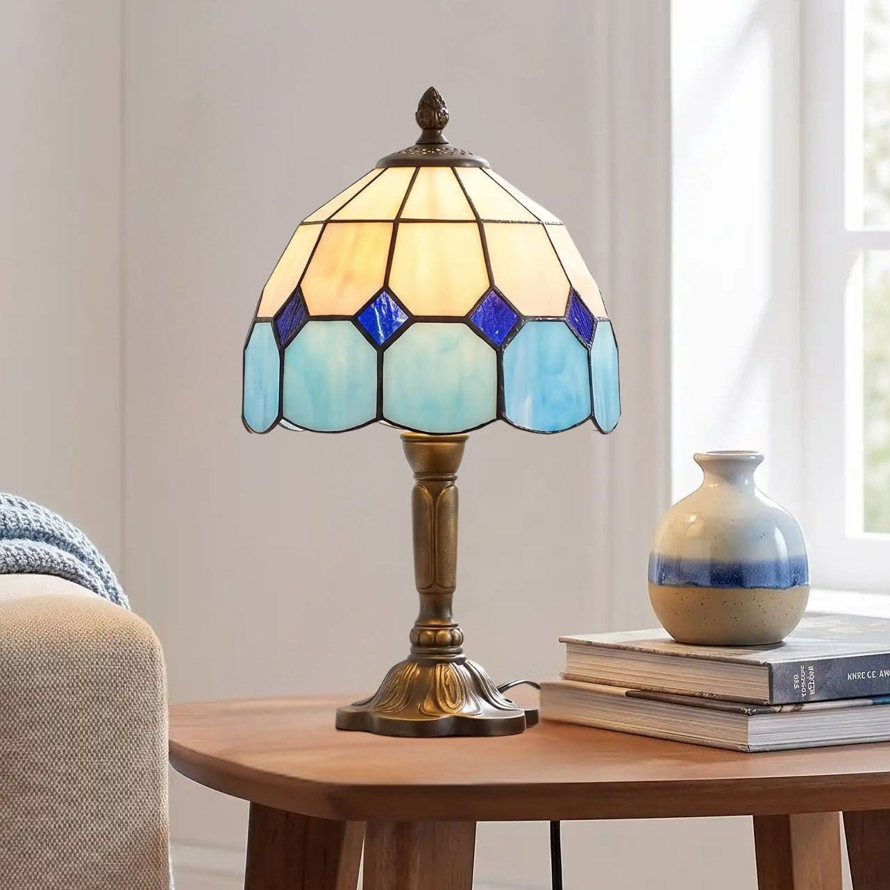 Lampes à poser sejour style tiffany vu rapproche vitrail bleu et blanc