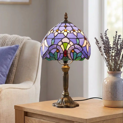 Lampes à poser sejour vu rapproche style tiffany vitrail bleu aux motifs baroque
