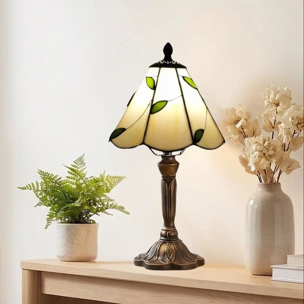 Lampes à poser sejour vu rapproche style tiffany vitrail creme orne de feuilles vertes