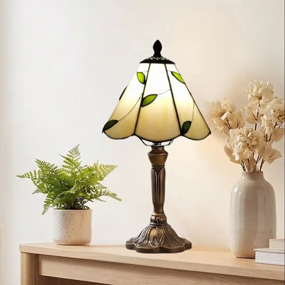 Lampes à poser sejour vu rapproche style tiffany vitrail creme orne de feuilles vertes