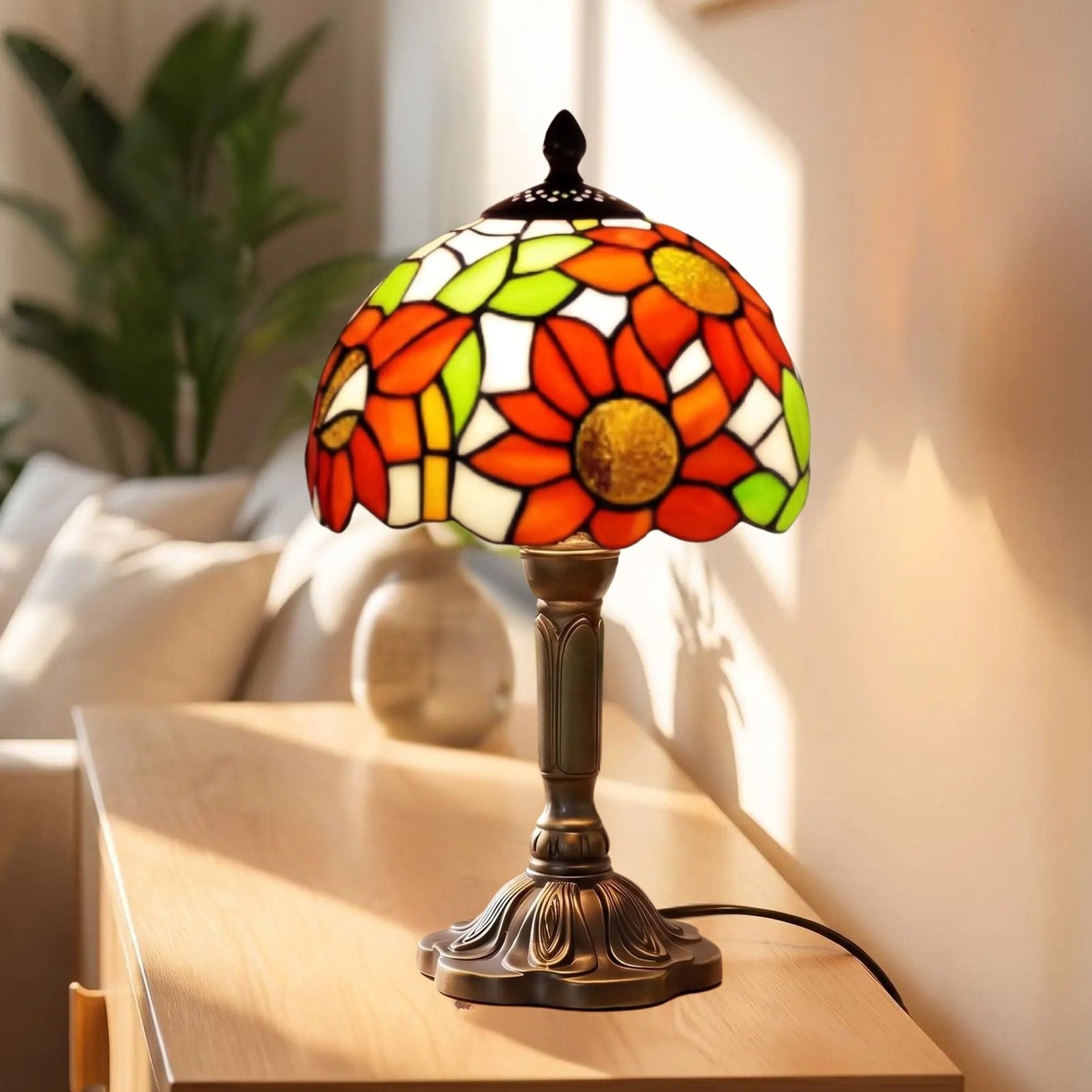 Lampes à poser sejour vu rapproche style tiffany vitrail fleurs soleil orange
