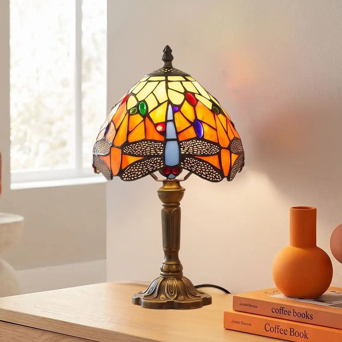 Lampes à poser sejour vu rapproche style tiffany vitrail orange avec motifs de libellules