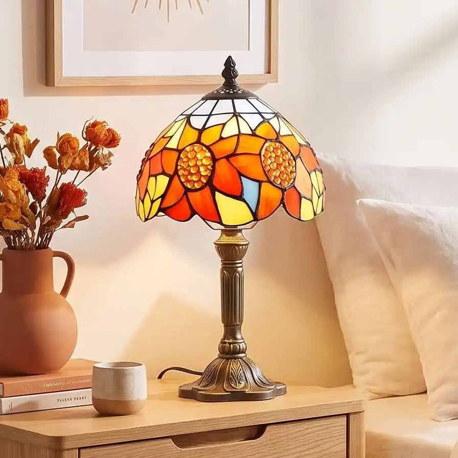 Lampes à poser table chevet vu rapproche style tiffany aux motifs de tournesols colores