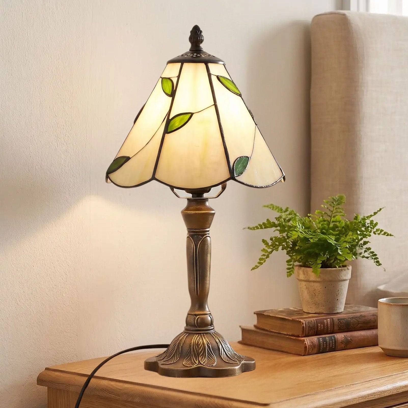 Lampes à poser table de chevet vu rapproche style tiffany vitrail creme orne de feuilles vertes