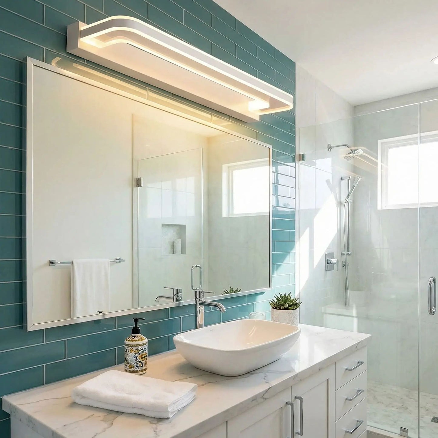 applique de salle de bain abat jour givre au dessus miroir