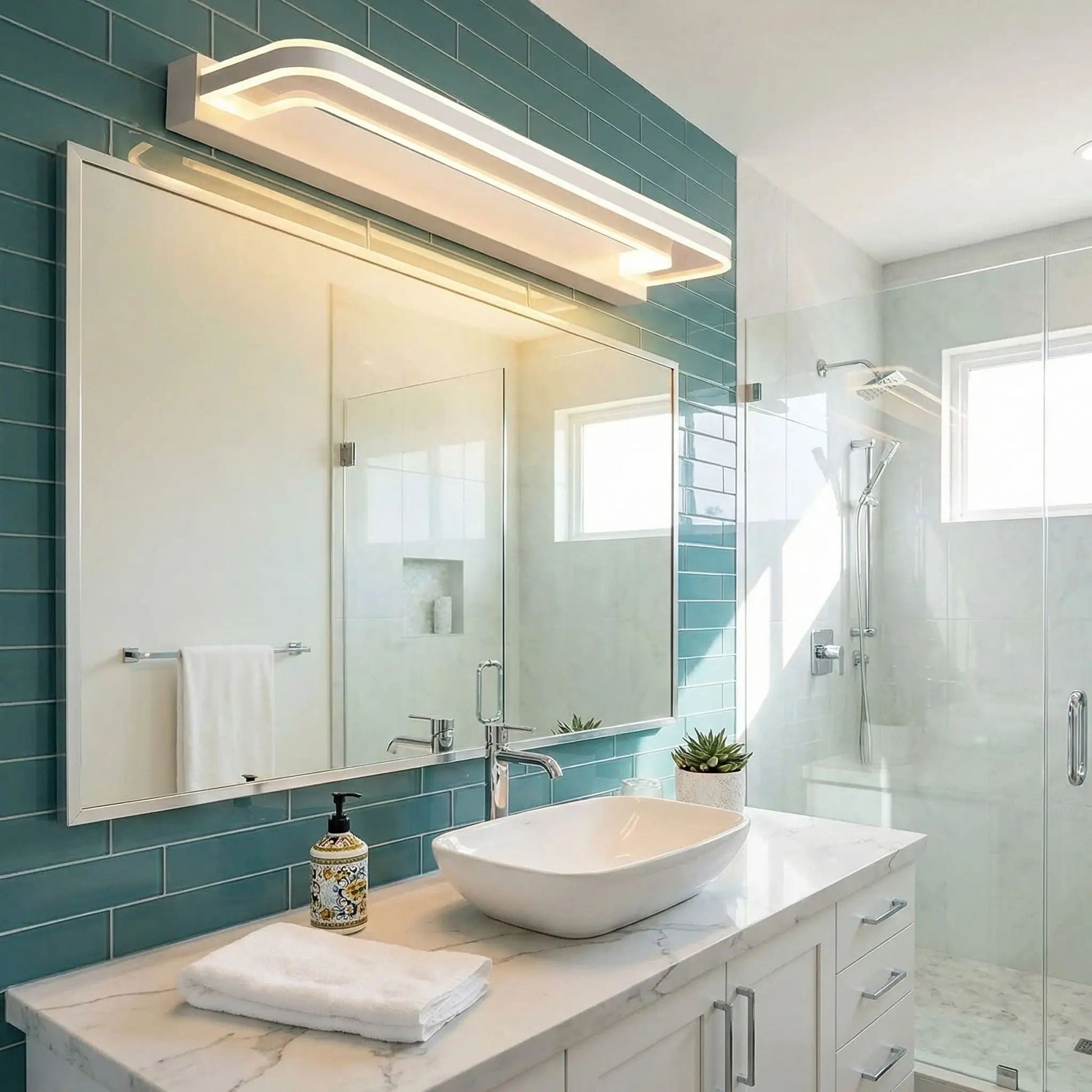 applique de salle de bain abat jour givre au dessus miroir