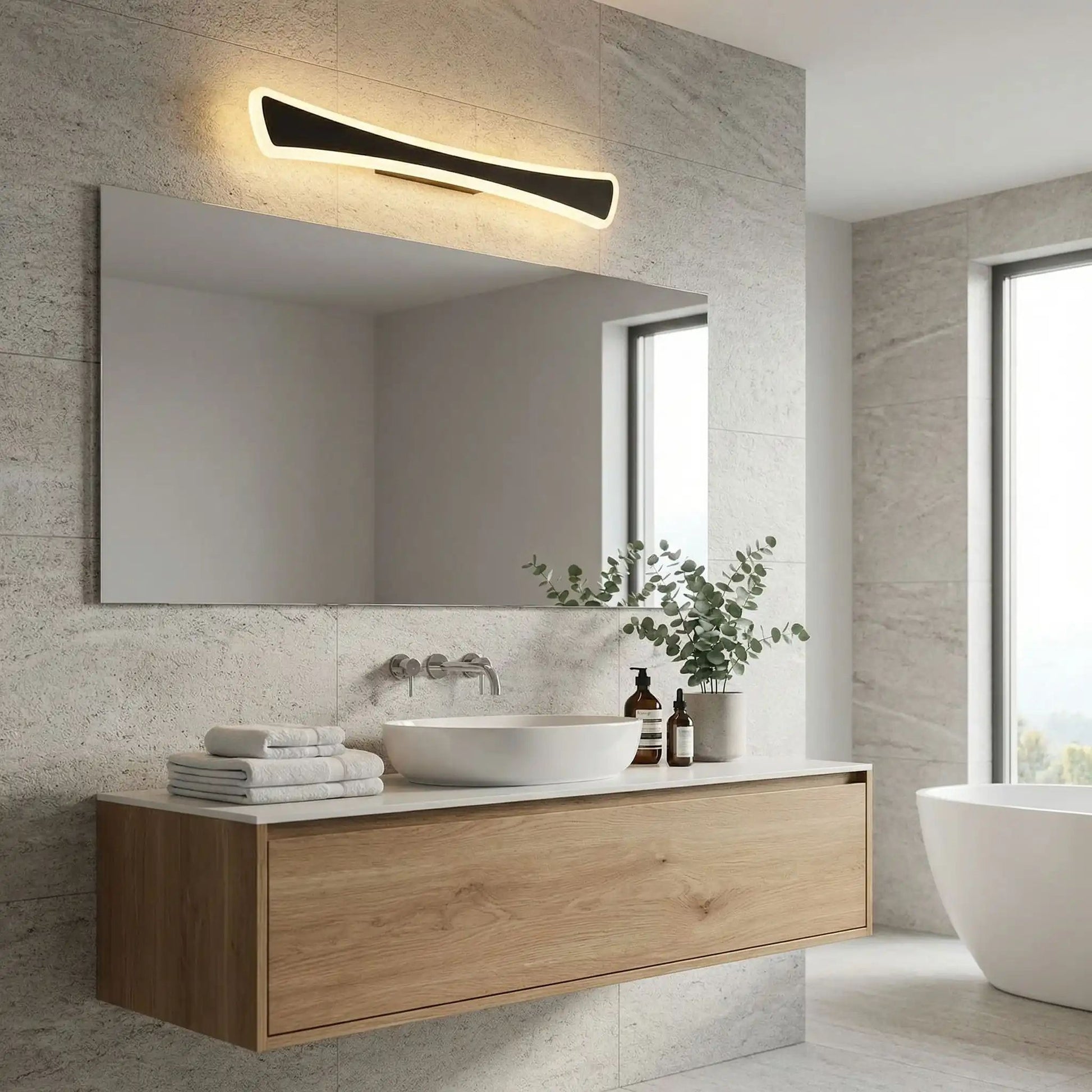 applique de salle de bain couleur noir au dessus grand miroir led curved design