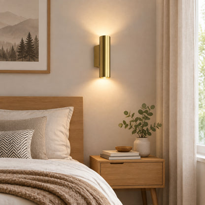 applique murale chambre doree avec cadre et lit design epure