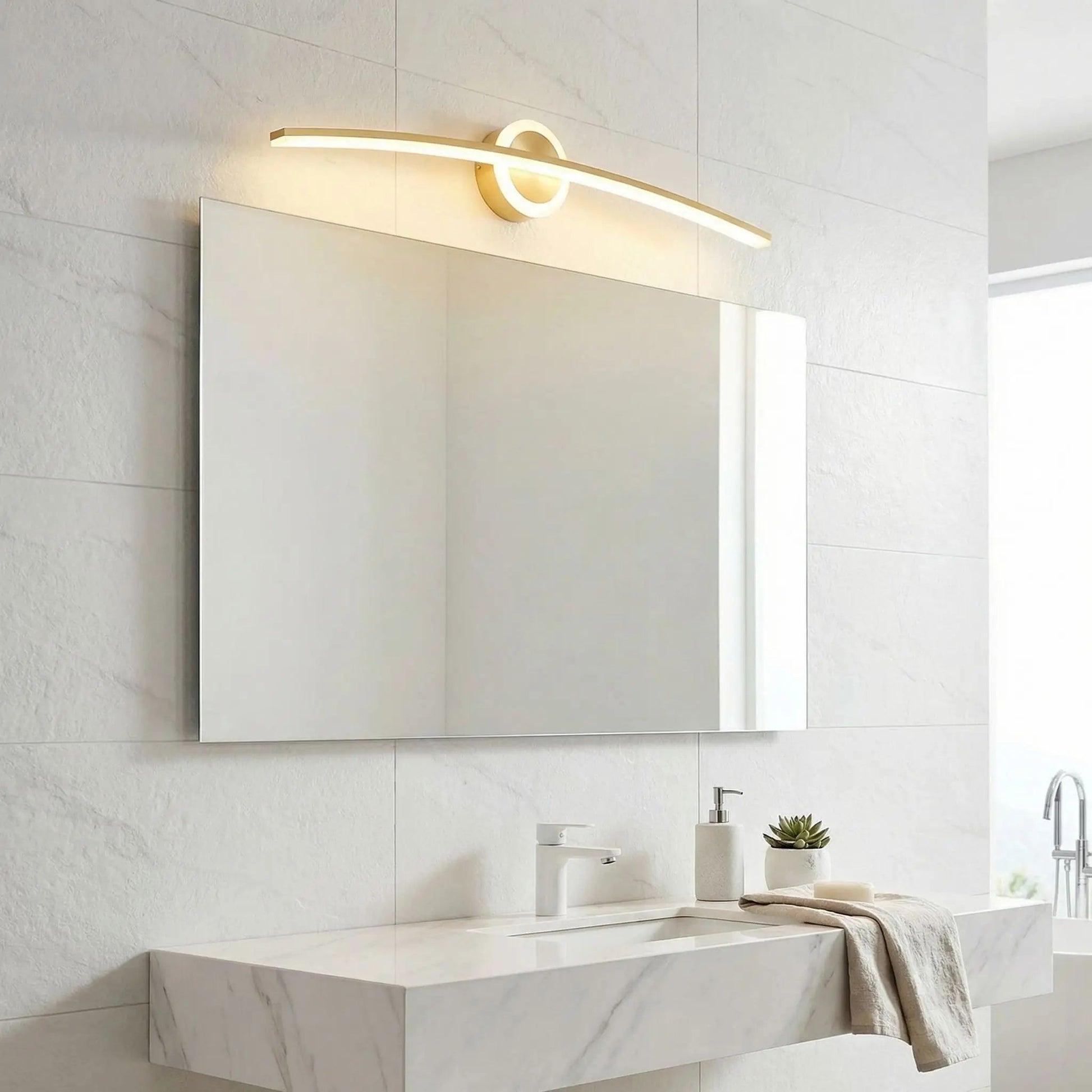 applique pour salle de bain couleur or au dessus grand miroir led incurve moderne