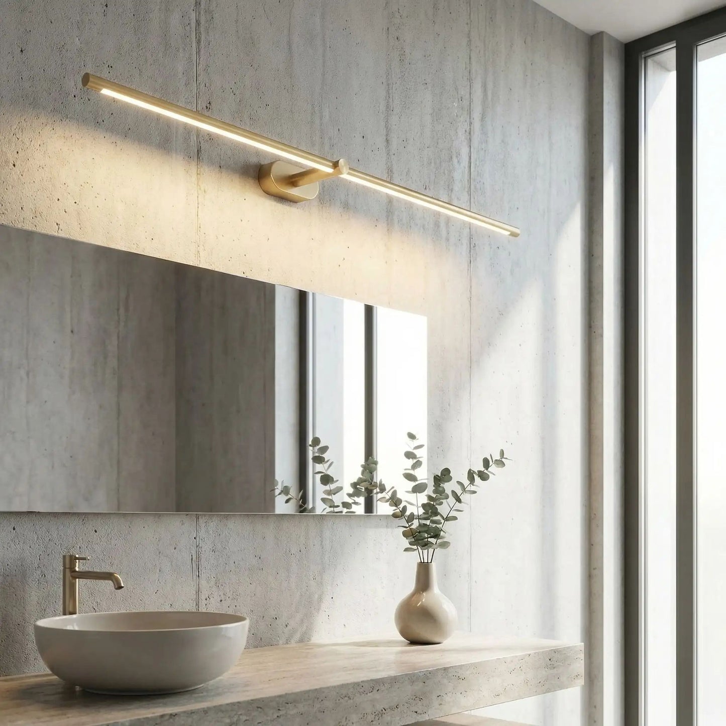 applique pour salle de bain couleur or au dessus grand miroir scandinave