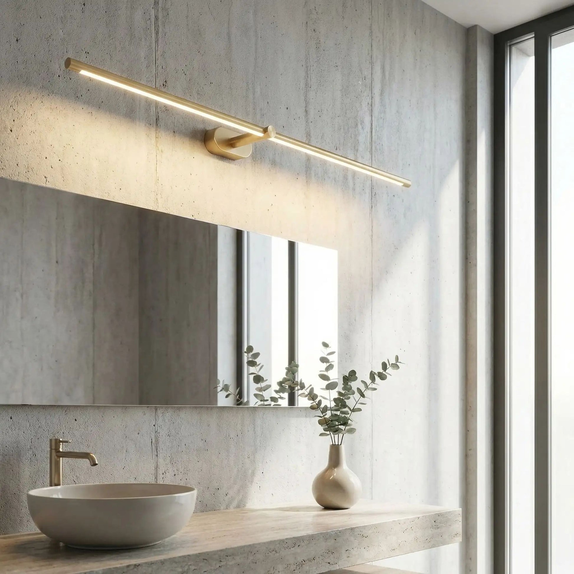 applique pour salle de bain couleur or au dessus grand miroir scandinave