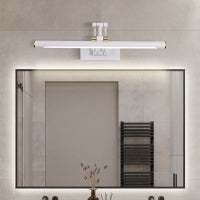 applique salle de bain blanche au dessus miroir carre