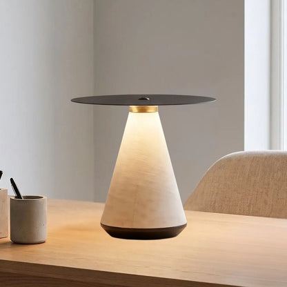 lampe a bureau avec crayons vu rapproche tactile rechargeable