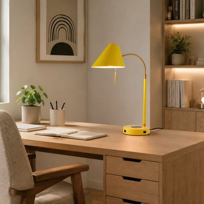 lampe a bureau jaune sur bureau scandinave station de charge