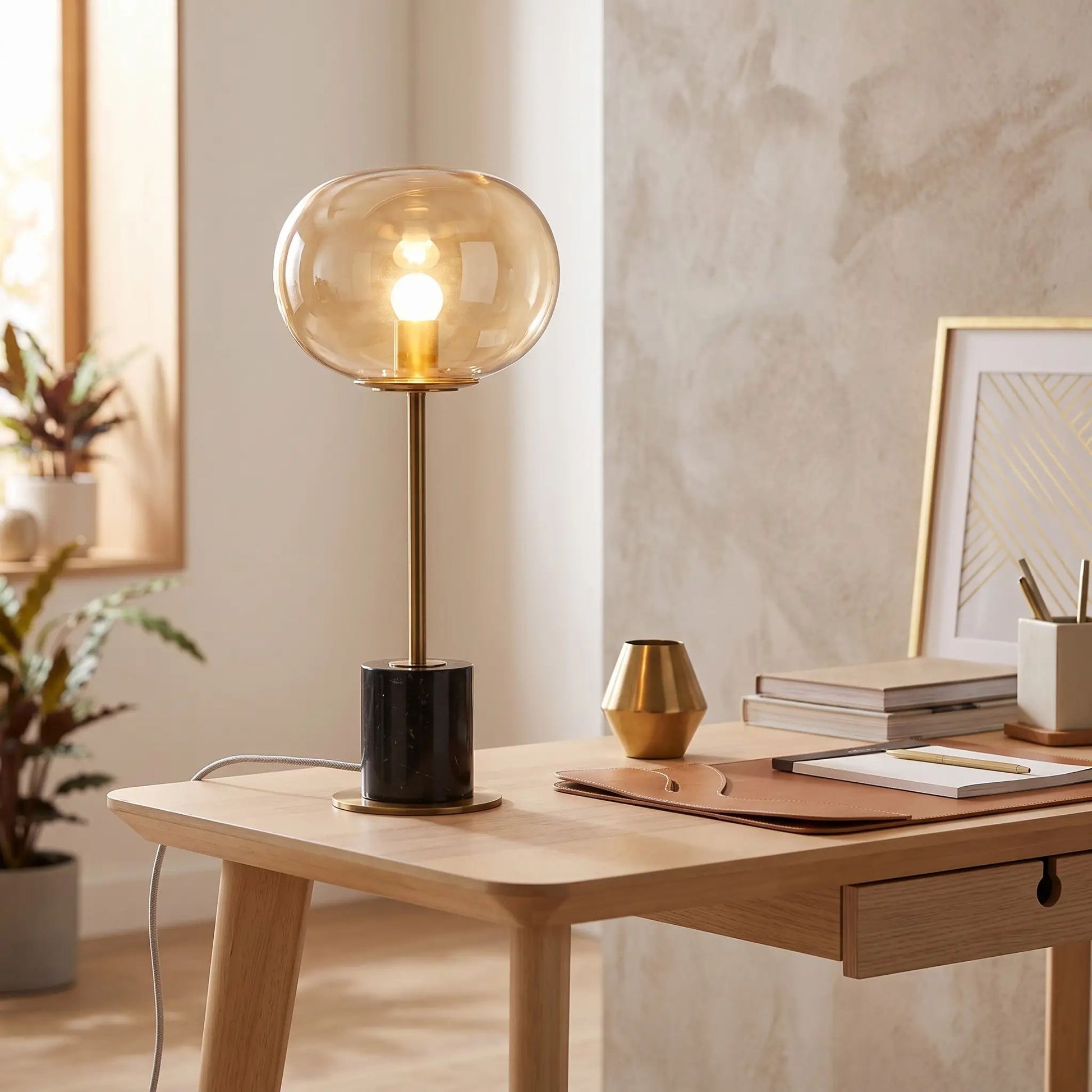 lampe a bureau noir sur bureau art deco marbre