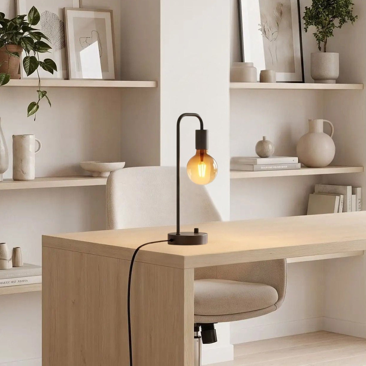 lampe a bureau sur bureau vide vu rapproche industrielle intensite variable