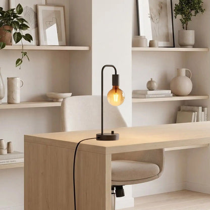 lampe a bureau sur bureau vide vu rapproche industrielle intensite variable