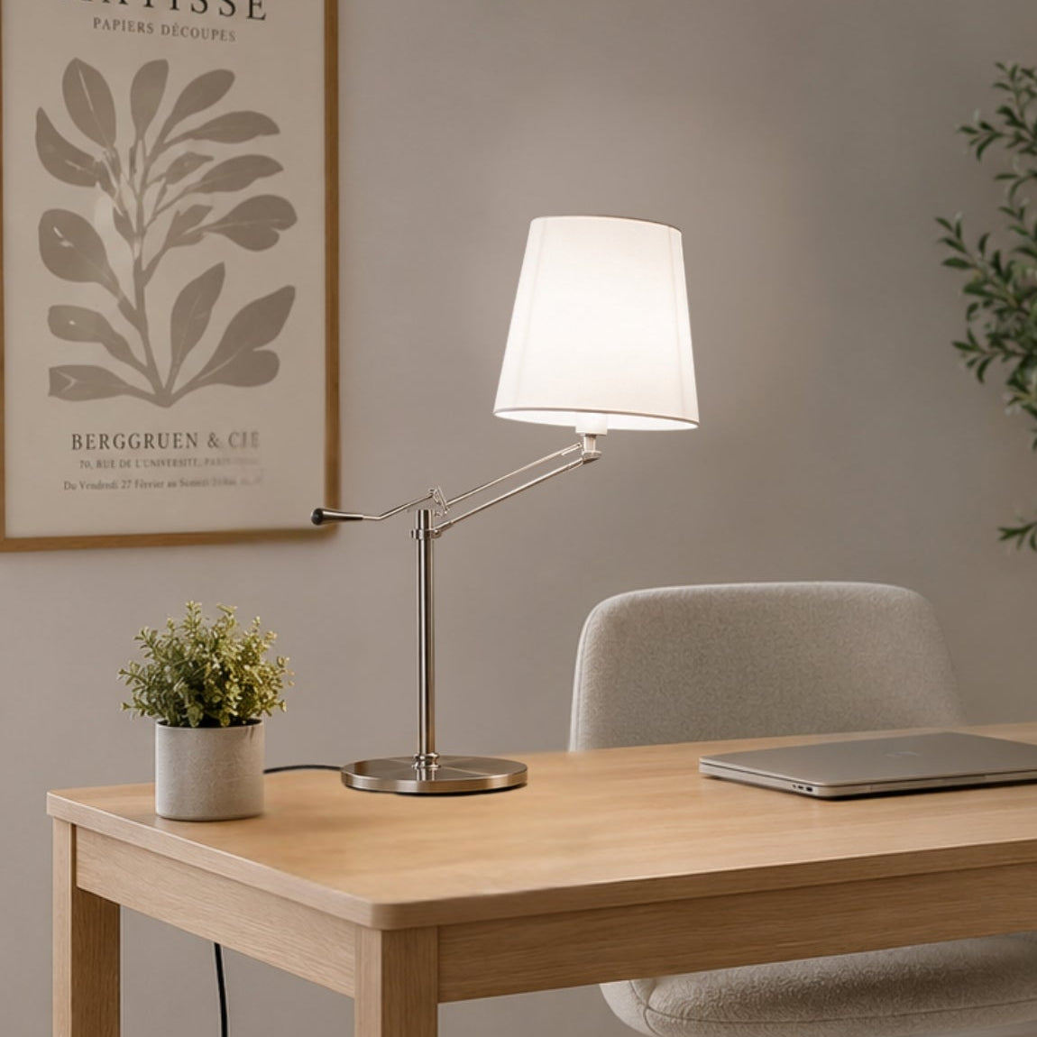lampe a bureau sur bureau vu rapproche bras articule design