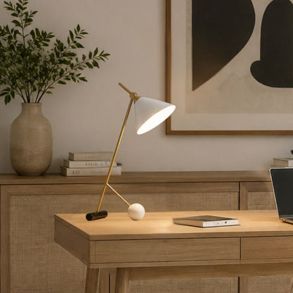 Lampe a bureau blanche avec chaise vu rapproche equilibre art deco