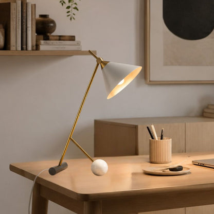 Lampe a bureau blanche sur bureau vu rapproche equilibre art deco