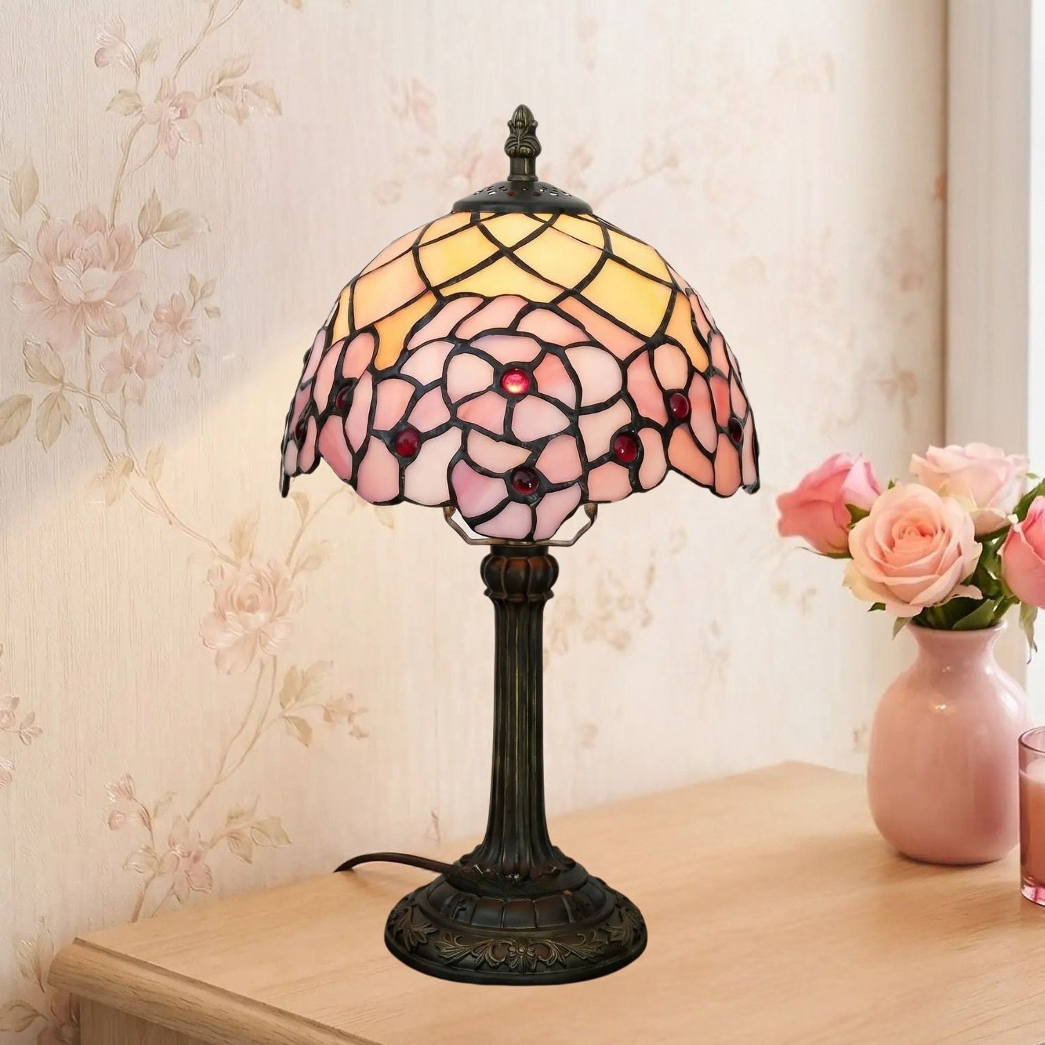 lampe a poser bureau avec fleur vu rapproche tiffany rose cerisier