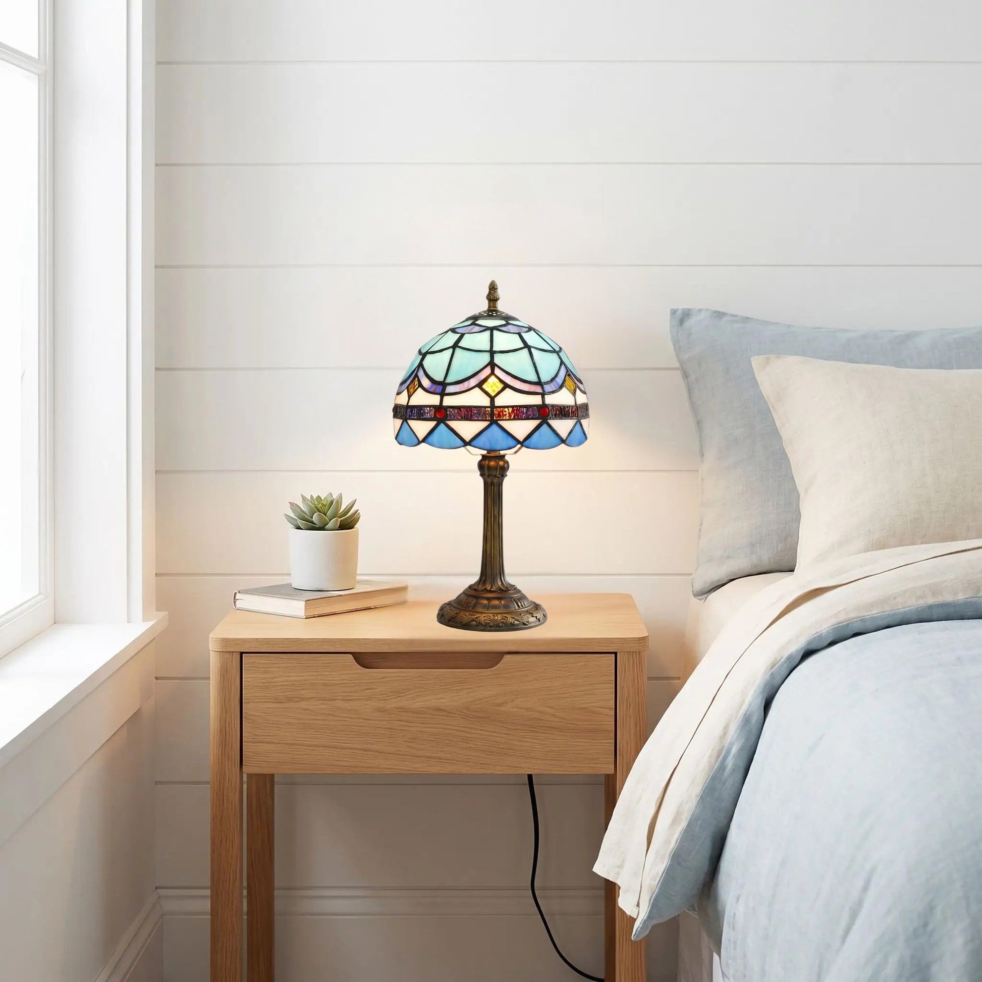 lampe a poser chevet tiffany bleue et blanc accents geometriques