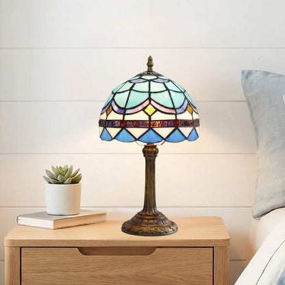 lampe a poser chevet vu rapproche tiffany bleue et blanc accents geometriques