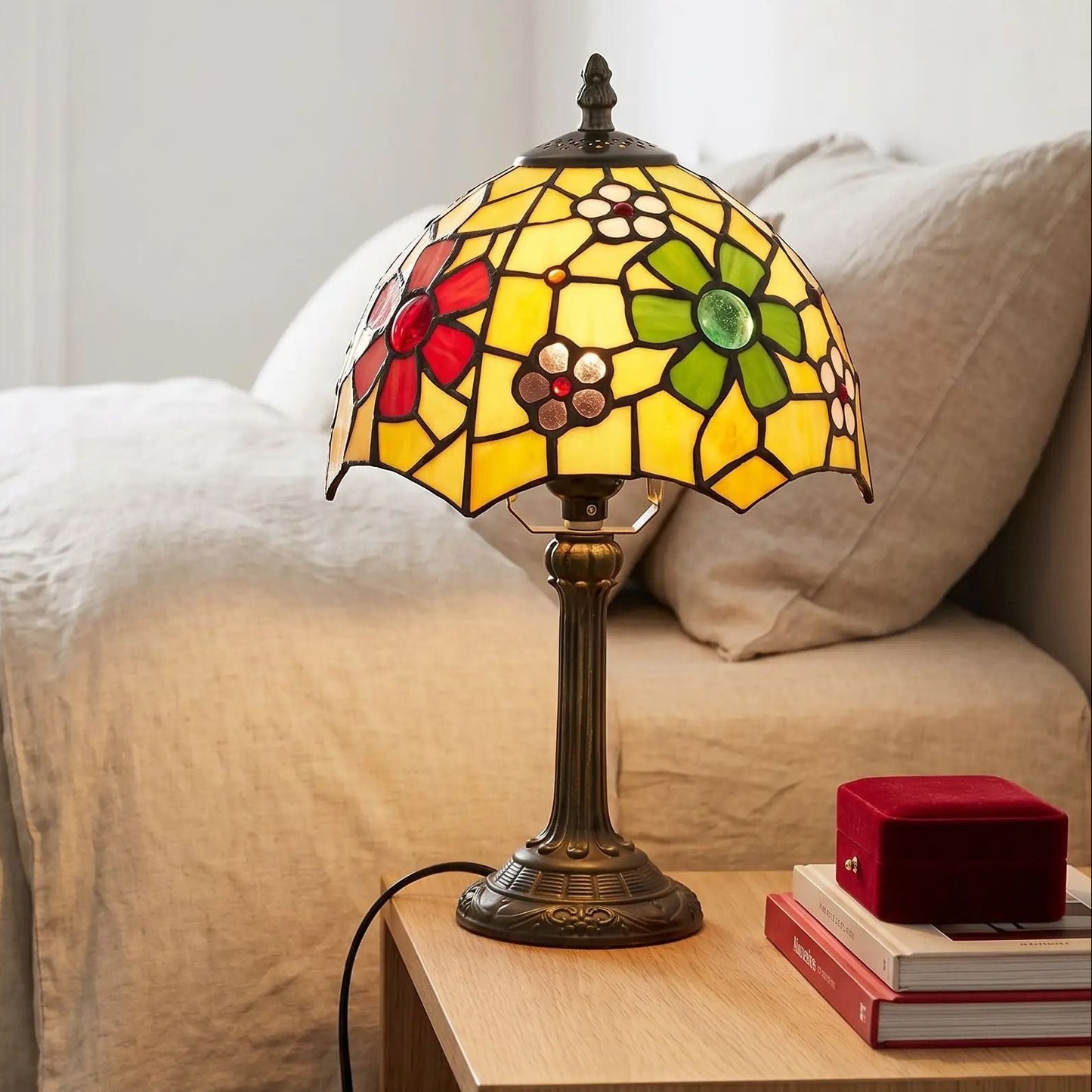 lampe a poser chevet vu rapproche tiffany floral colore