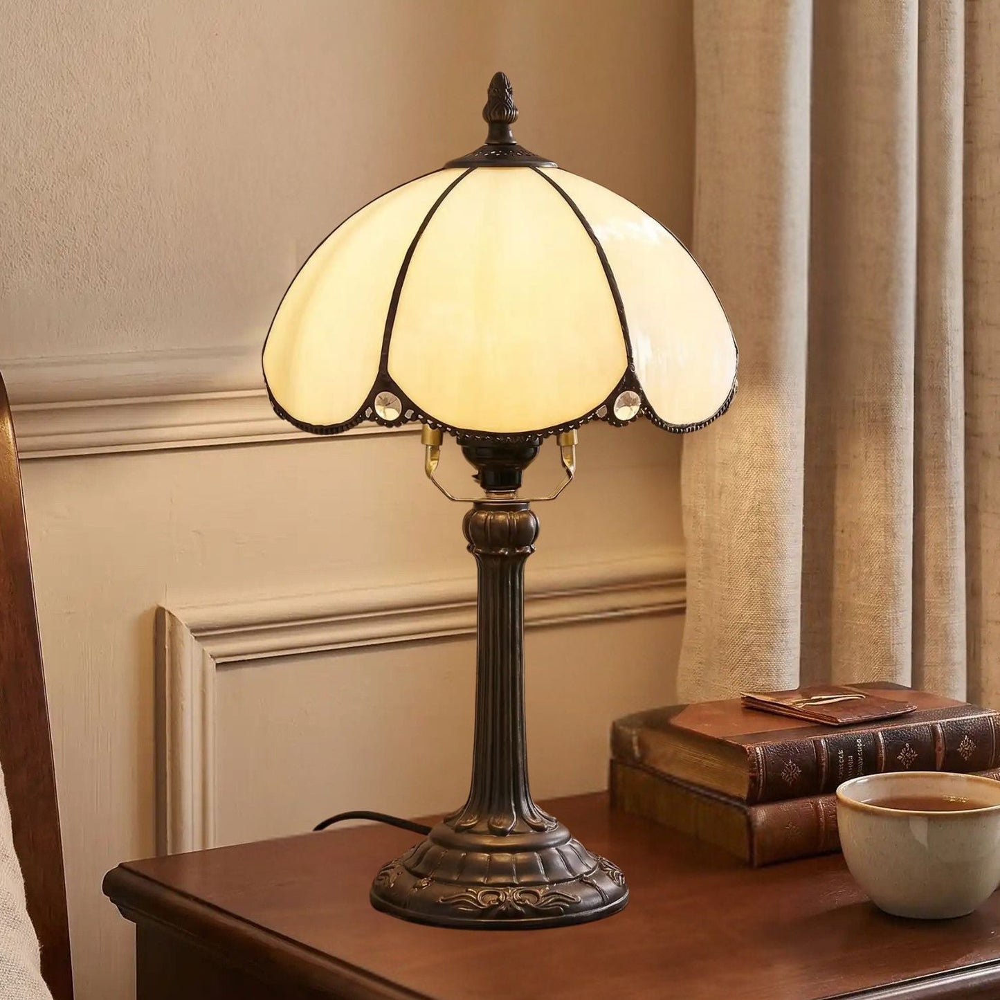 lampe a poser chevet vu rapproche tiffany verre teinte blanc